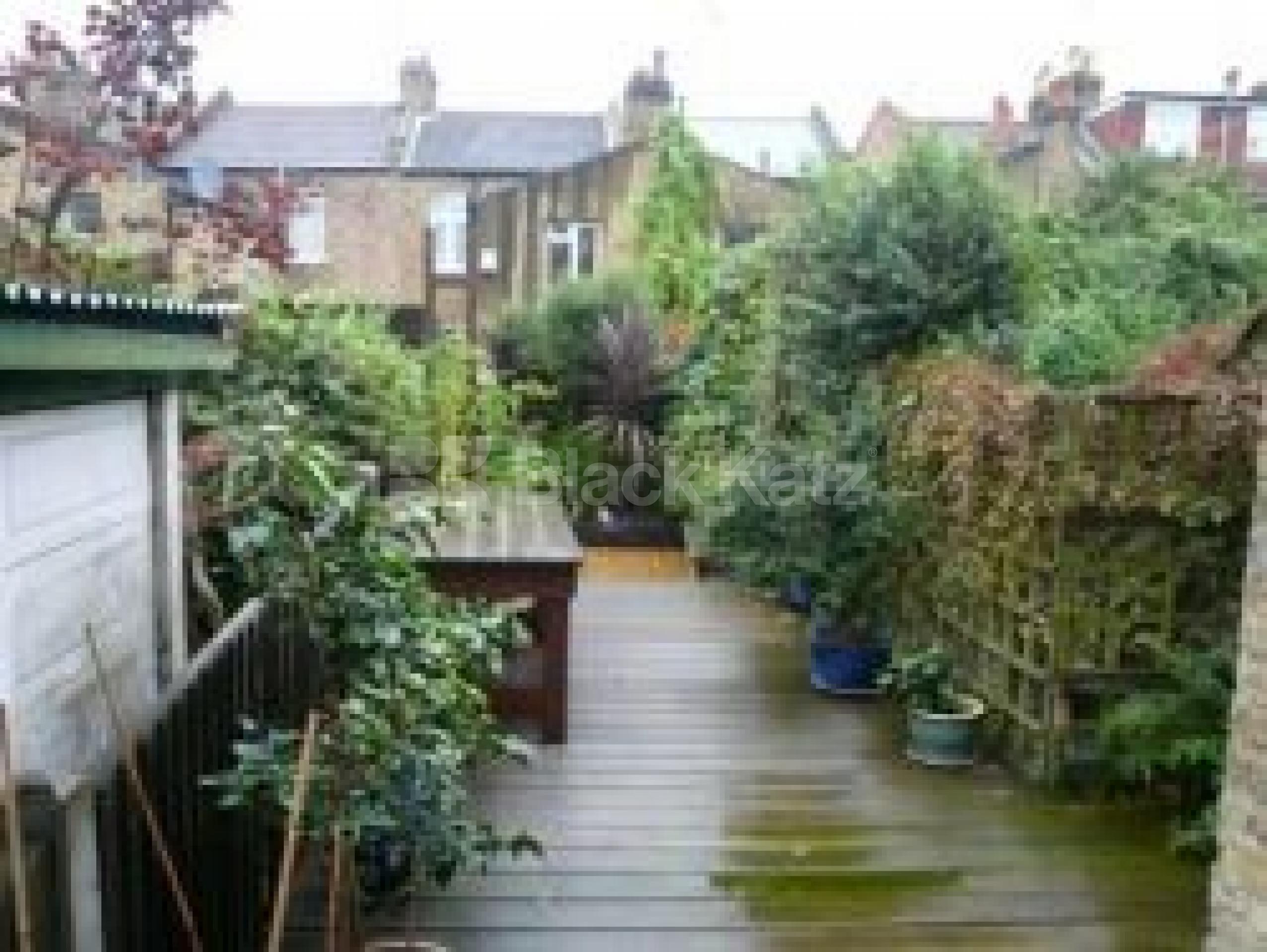 			LET!, 2 Bedroom, 1 bath, 1 reception Ground Floor Flat			 Crescent Road, ALEXANDRA PALACE N22